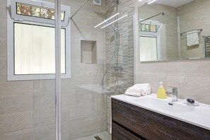Combined shower/bathtub, hair dryer, towels, soap