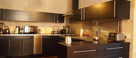 Kjøleskap, mikrobølgeovn, ovn og kokeplater