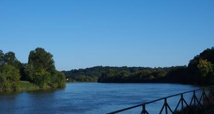 Face Ă  Saint-Emilion, en bord de riviĂšre, au coeur des vignobles du Bordelais