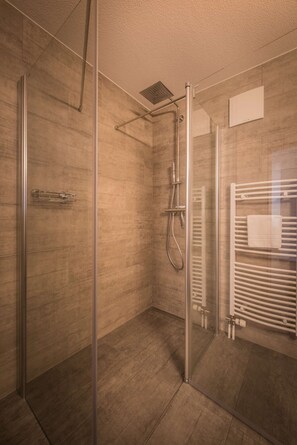 Dusche, Haartrockner, Handtücher
