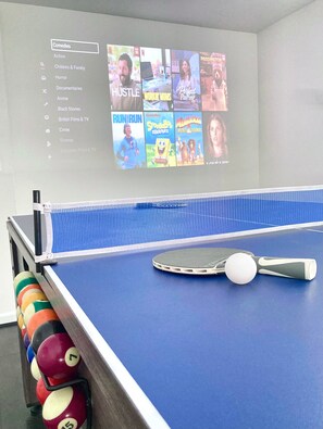 Games room - Caithness Holiday Home (Pontypool)