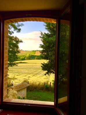 A view through a window of a rural landscape with fields and trees. - Spacious ground floor apartment & Private Pool & large garden. wifi. Sleeps 8. (Cingoli)