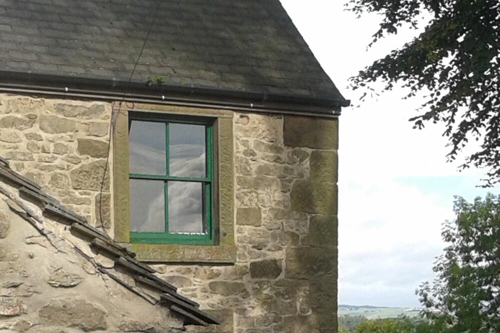Charming Traditional Cottage In Winster Village, Peak District National Park