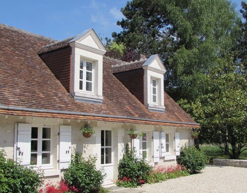 A Four Seasons/Five Stars Loire Valley Cottage, Grand Chateaux Area