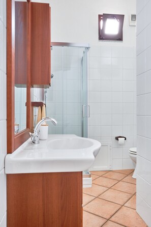 Bañera, secador de pelo, bidé y toallas