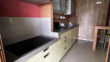 Een koelkast, een magnetron, een oven, een kookplaat