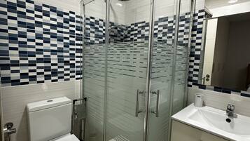 Dusche, Haartrockner, Bidet, Handtücher