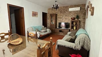 Een smart-tv, een dvd-speler en boeken