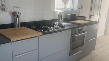 Een koelkast, een microgolfoven, een oven, een kookplaat
