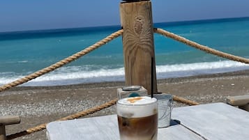 Playa en los alrededores, camastros y toallas de playa
