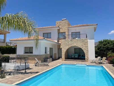 Fabulous 3 Bed 3 Bath Villa With Large heated 10M Pool .Heating extra charge   