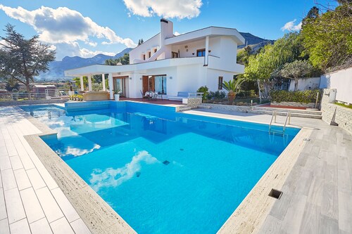 Large villa with beautiful sea view pool 