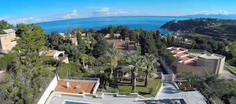 Villa Hermosa con piscina y vista al mar.