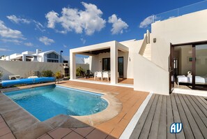 Een verwarmd zwembad