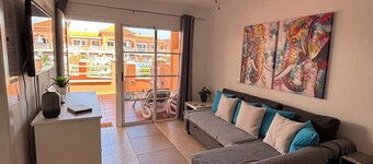 2 bed ground floor apartment on the Esmeralda complex close to bars, restaurants