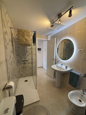 Bañera con ducha, secador de pelo, bidet, toallas