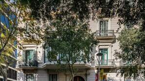 A multi-story building with a classic architectural style, featuring balconies and large windows. - Luxury Apartment on Valencia Street (Barcelona)
