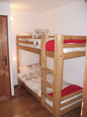 2 chambres, bureau, fer et planche à repasser, accès au Wi-Fi (inclus)