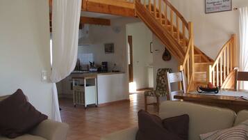 Télévision, lecteur de DVD, livres, médiathèque