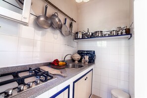 Réfrigérateur, surface de cuisson, cafetière-théière