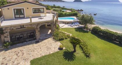 SPECTACULAR VILLA AM STRAND MIT POOL - Ideal für 10 Personen