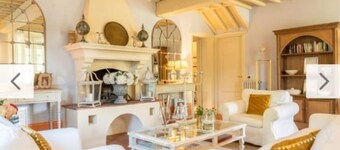 Huvila uima-altaalla, jota ympäröi vehreys ja hiljaisuus