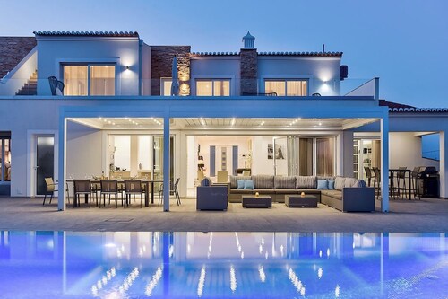 Hervorragende 6-Schlafzimmer-Villa mit Meerblick und gepflegten Gärten