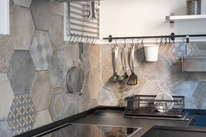 Een koelkast, een microgolfoven, een kookplaat