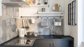 Kühlschrank, Mikrowelle, Herdplatte, Wasserkocher mit Kaffee-/Teezubehör