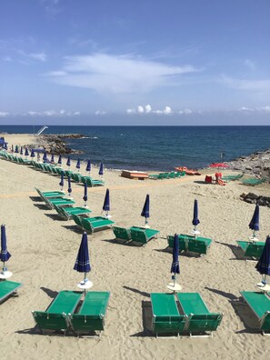 Una spiaggia nelle vicinanze