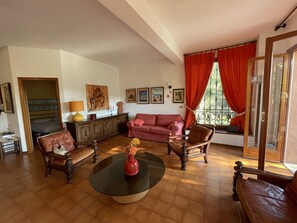 テレビ、暖炉、書庫