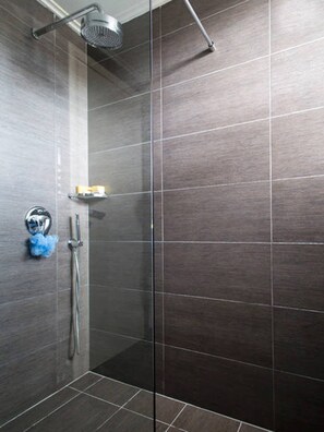 Combined shower/tub, hair dryer, towels, soap - Acropolis view Penthouse (Athina)