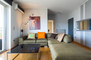 Smart TV, DVD player, books, stereo