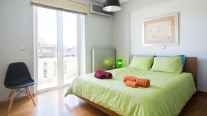 A hotel room with a bed, a chair, a desk, and a window with blinds. - Acropolis view Penthouse (Athina)