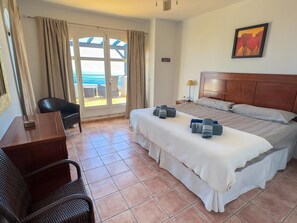 3 slaapkamers, een strijkplank/strijkijzer, internet, beddengoed