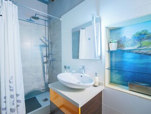 Dusche, Haartrockner, Handtücher, Seife