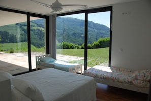 3 makuuhuonetta, silitysrauta/-lauta, vauvan matkasänky, vuodevaatteet