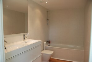 Tina con regadera, secadora de cabello, toallas, jabón 