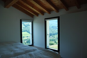 3 habitaciones, tabla de planchar con plancha y cuna de viaje 