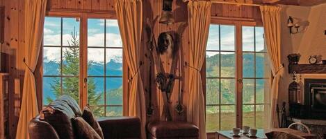 Televisie, een open haard, een dvd-speler en een tafeltennistafel