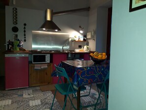 Réfrigérateur, micro-ondes, plaque de cuisson, cafetière/bouilloire
