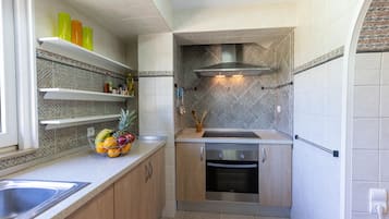 Microwave, oven, dishwasher, coffee/tea maker