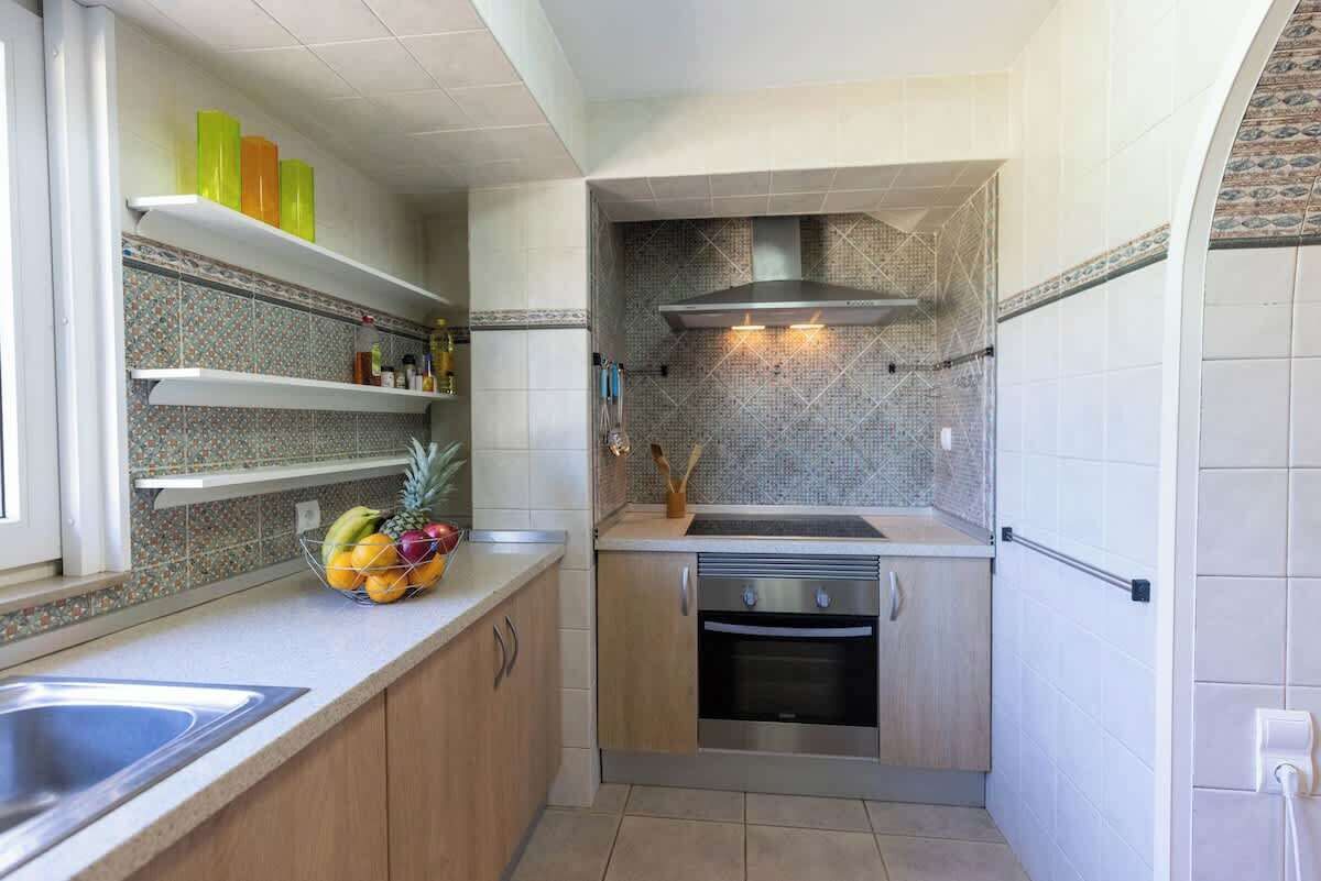 Een microgolfoven, een oven, een vaatwasser