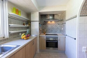 Een microgolfoven, een oven, een vaatwasser