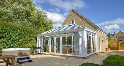 The Cotswold Manor Vineyard, Exclusive Hot Tub, Games Barn, 70 acres of Parkland