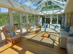 Living area - The Cotswold Manor Vineyard, Exclusive Hot Tub, Games Barn, 70 acres of Parkland (Bampton)