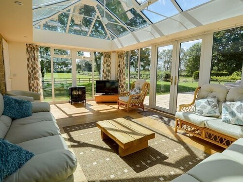 The Cotswold Manor Vineyard, Exclusive Hot Tub, Games Barn, 70 acres of Parkland