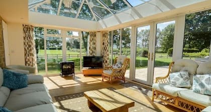 The Cotswold Manor Vineyard, Exclusive Hot Tub, Games Barn, 70 acres of Parkland