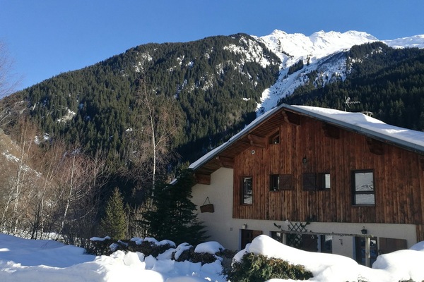 L'appartement est dans la partie droite du chalet.