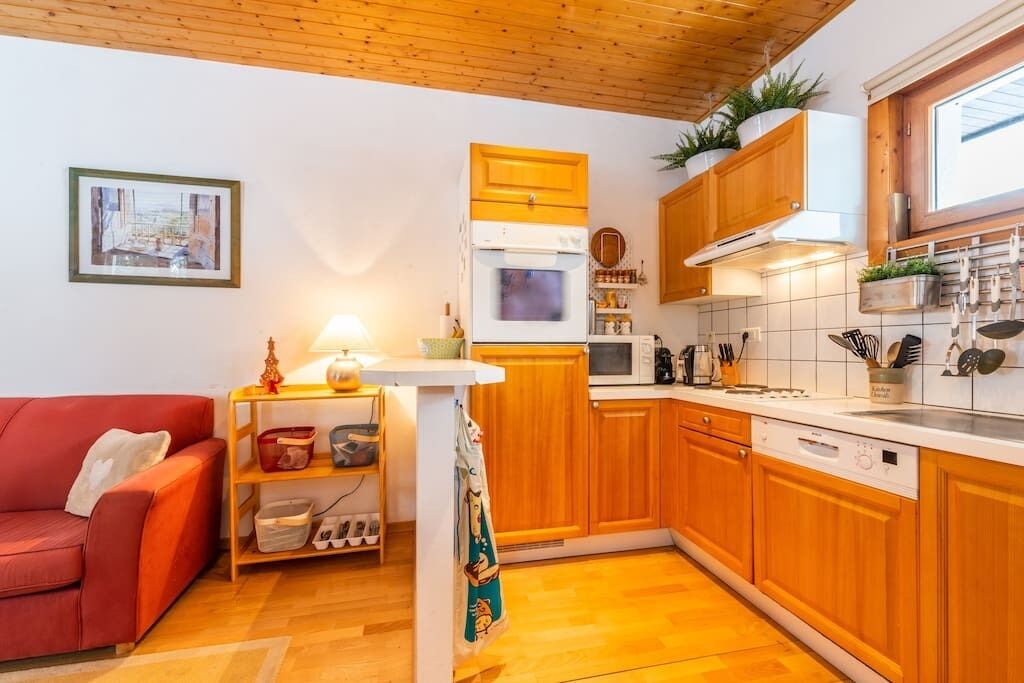 7 beds, 3 bedrooms, 2.5 bathrooms, huge balcony, 30m from slope, quiet, 1km town